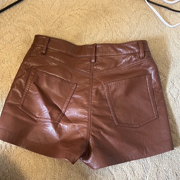 Aritiza Melina Short - Picture 2 of 6